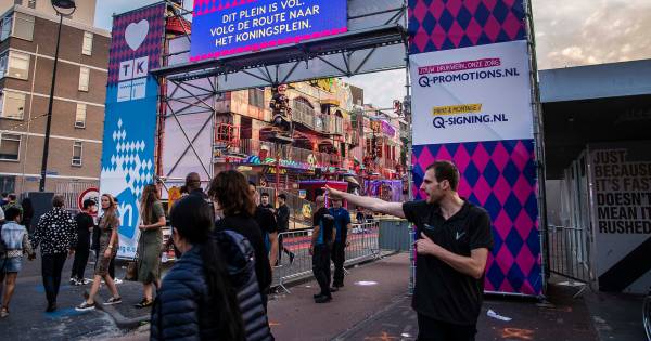 Is deze gek opgepakt? Tijdelijke sluiting kermisterrein schiet in verkeerde keelgat: Tilburger deelt kopstoot en vuistslagen uit aan beveiliging #kermis .