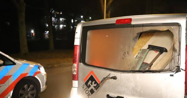 Bestelbusje raakt beschadigd door vermoedelijke poging tot inbraak.