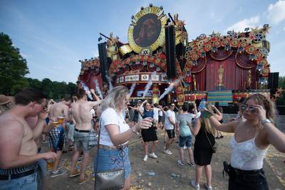Waaiers, water en ontblote bovenlichamen: Dit was Emporium 2018