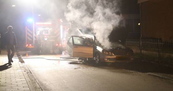 Auto vliegt in brand in Megen | Oss eo - BD.nl