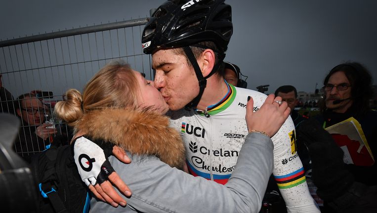 Ondertussen in Italië: Van Aert geniet van romantisch ...