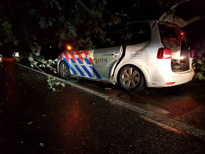 Overlast herfststorm: boom valt op politieauto Twente