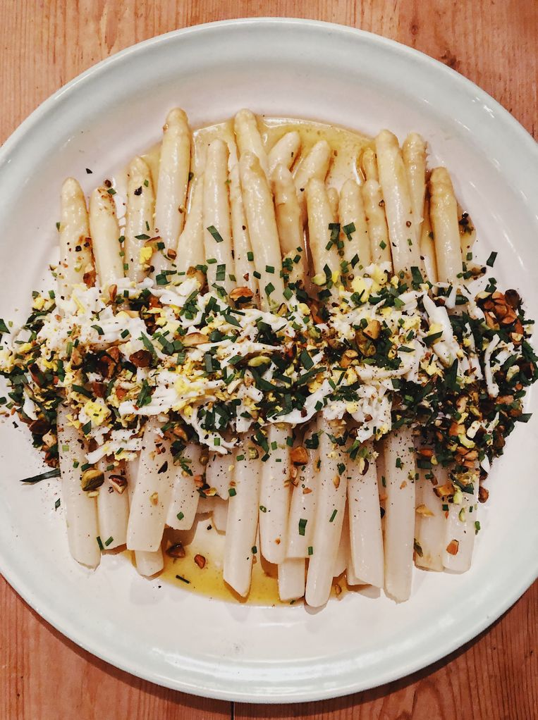 Yvette van Boven trommelt ze uit bed, die witte asperges, voor een