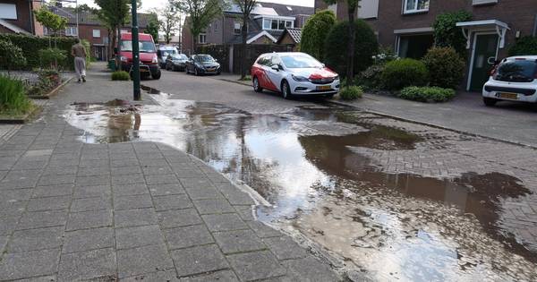 Deken Fickstraat in Ulvenhout onder water na gesprongen leiding