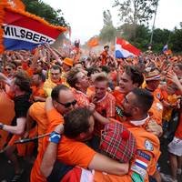 ‘We zijn nuchtere mensen. Maar als je hier bent, kun je alleen maar uit je dak gaan’: op pad met het oranje supporterslegioen in Duitsland