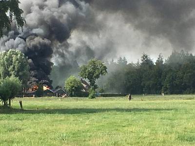 Waarschuwing vanwege grote brand in Heerde: ‘Blijf uit de rook’