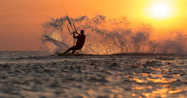 Kitesurfers omarmen strandje bij Ouwerkerk | Schouwen-Duiveland - PZC
