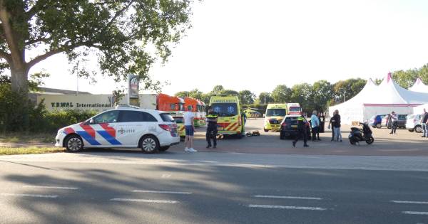 Bestuurder scooter zwaargewond bij botsing met auto op N324.