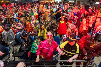 Volop carnaval tijdens Kiekendievenbal op vliegbasis Gilze-Rijen
