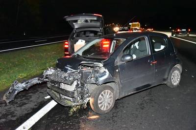 Auto klapt tegen vangrail op N325