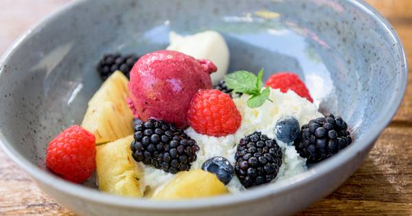 Op hete kolen, barbecuetip: Gegrilde ananas met ijs en rood fruit - De Stentor