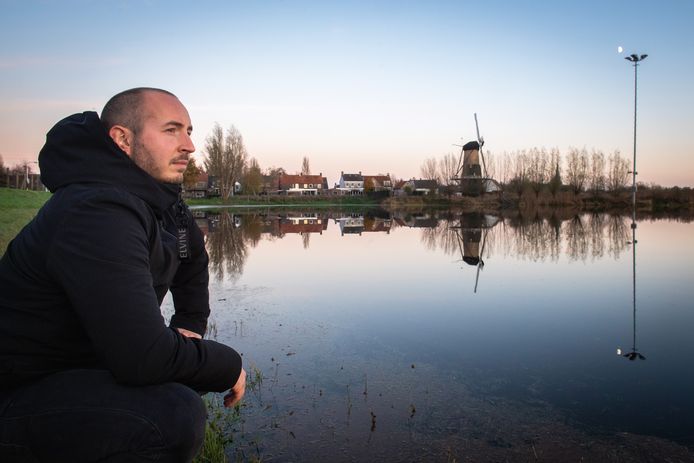 Max Lips bij de deels volgelopen ijsbaan in Terheijden.