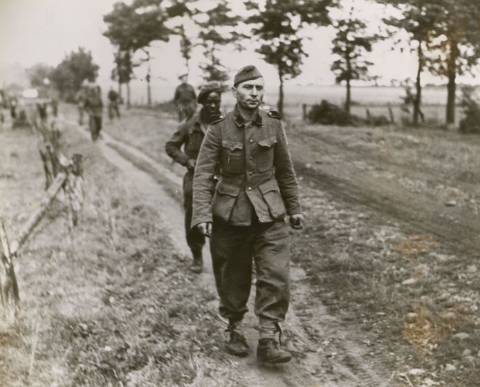 Surinaamse militair van de Prinses Irene Brigade met een krijgsgevangene.