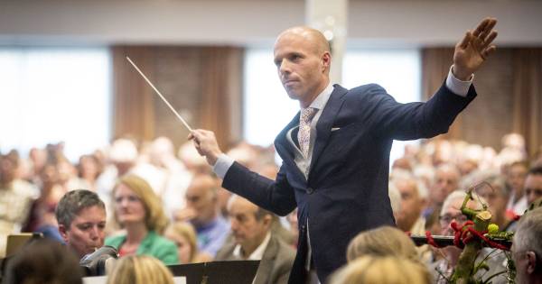 'Maestro': Tandartsassistente Margreet tovert in Den Ham met het dirigentstokje - Tubantia