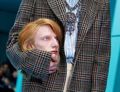 Modellen met afgehakte hoofden op de catwalk bij Gucci