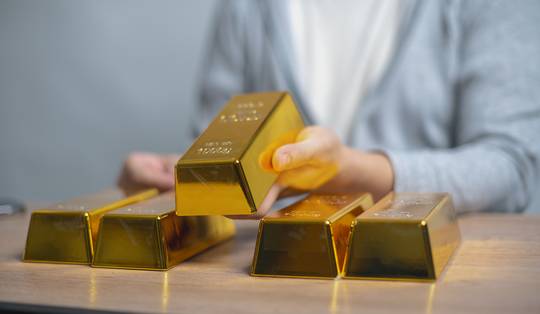FBI vindt 303 goudstaven, 35 Rolexen en 2 miljoen dollar cash bij ex-CIA-functionaris
