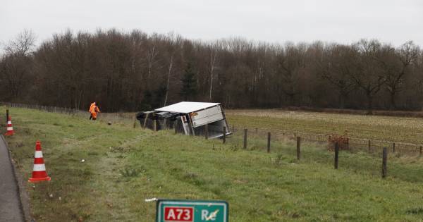 Kettingbotsing en gekantelde truck op A73; vrachtwagenchauffeur gewond.