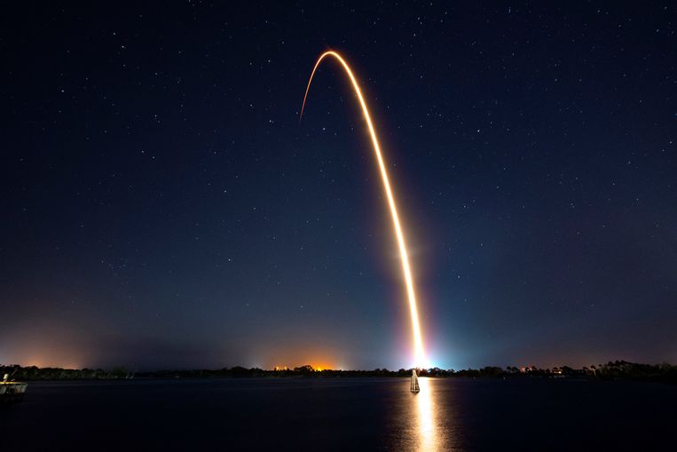 Een Falcon 9 raket tijdens de lancering vanaf Cape Canaveral. Aan boord is de Israelische maanlander. 