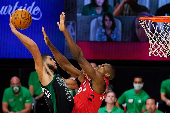 Boston Celtics' Jayson Tatum (0) probeert over Serge Ibaka van Toronto Raptors te schieten.