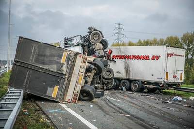 Dodelijk ongeluk A73: ‘Vrachtwagen knalde in volle vaart op stilstaand verkeer’