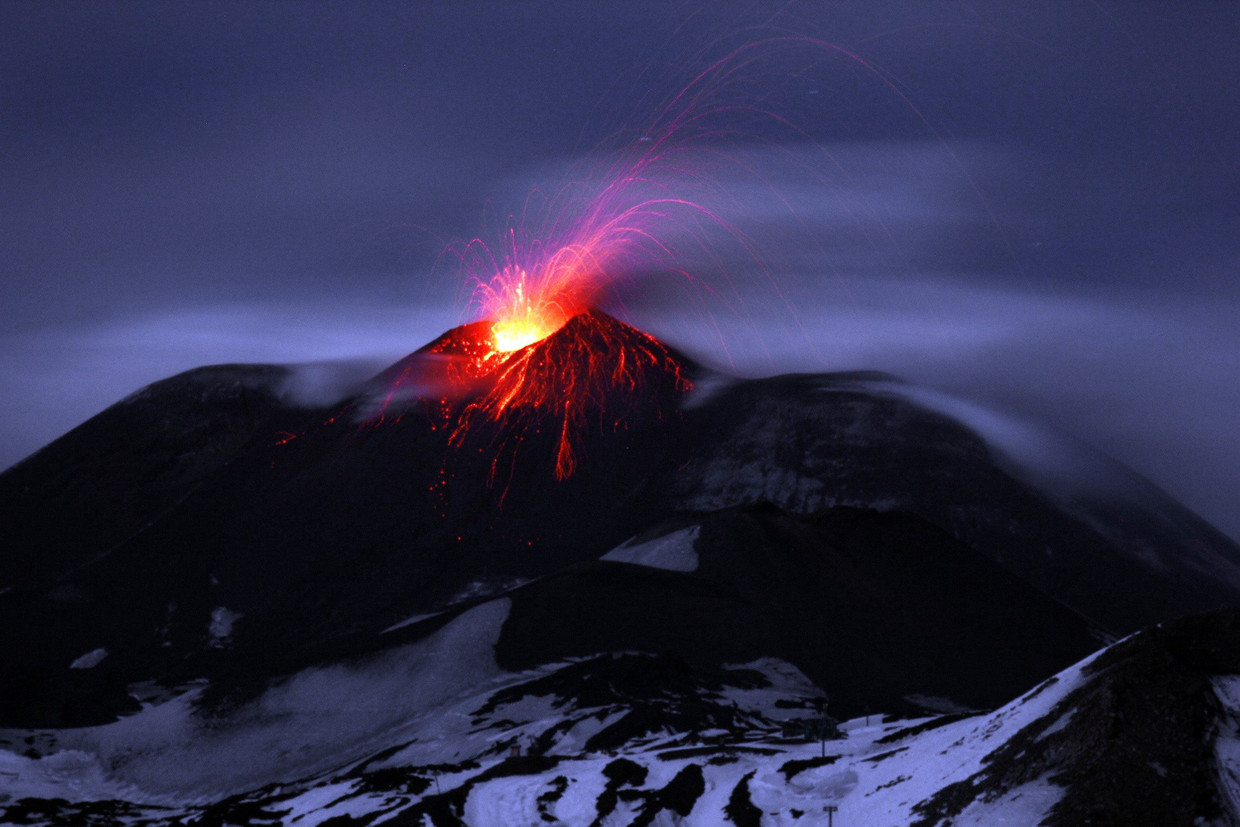 De vulkaan Etna schuift langzaam richting de Middellandse Zee, en dat ...