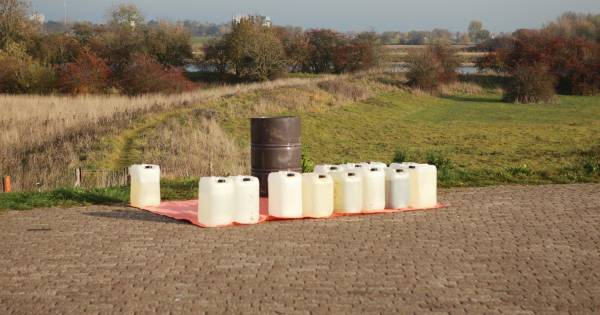 Tonnen met onbekende vloeistof in Beusichem aangetroffen