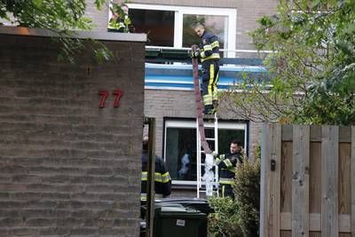 Stop uit zwembad op balkon, water bij de onderburen in huis