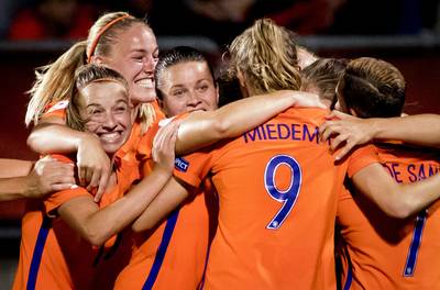 Oranjevrouwen naar kwartfinale op uitverkochte Vijverberg