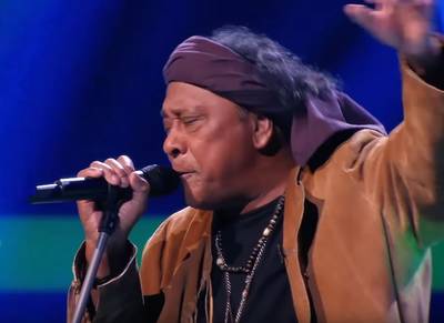 Jimi (69) blaast 'de boel op' in knock-out The Voice Senior