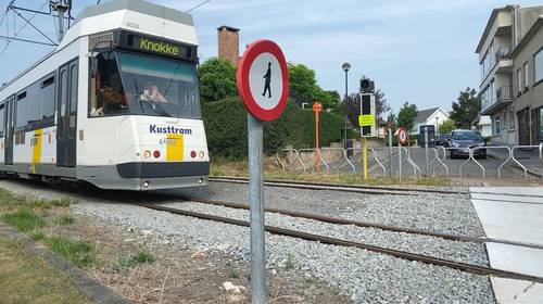 Romy (15) overleeft als bij wonder aanrijding door kusttram