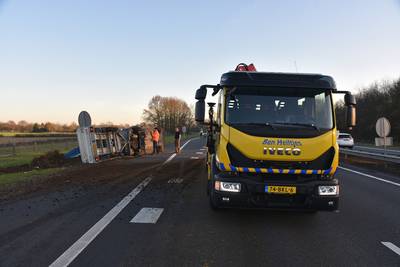 Busje met aanhanger schaart op A73, paardenmest op de weg zorgt voor file