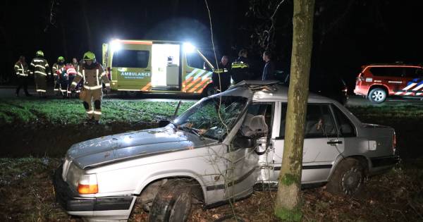 Automobiliste gewond door botsing met boom bij Duiven.