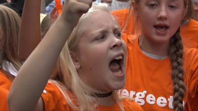 Protest tegen uitzetting broer en zus Howick (12) en Lily (11)