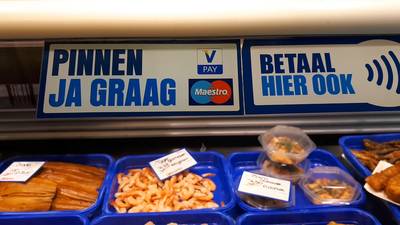 Jongeren betalen met de pinpas, ouderen gaan voor cash: ‘Pinnen? Het is grote flauwekul!’