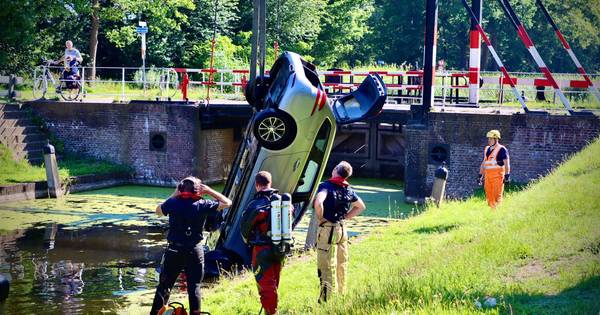 Auto rijdt kanaal in bij Reutum, bestuurder in ziekenhuis - Tubantia
