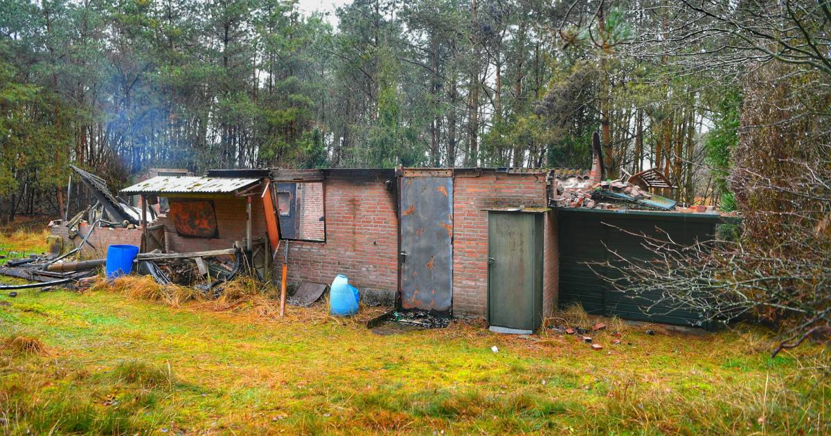 Tussen het puin van een door explosie verwoeste spottershut in het Brabantse dorp Luyksgestel zijn menselijke resten gevonden.