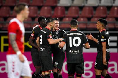 Twente wint topper van Den Bosch, arbitrage helpt Jong Ajax langs NEC