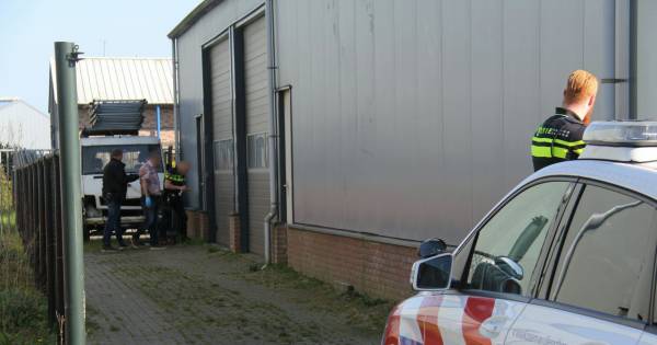 Politie doet inval bij bedrijfspand in Steenwijk, ontdekt hennepkwekerij en houdt eigenaar aan:.