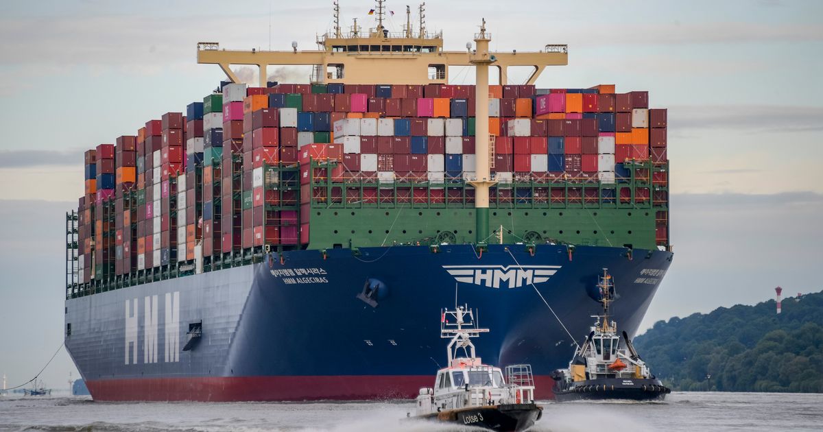 Vier voetbalvelden lang grootste containerschip ter wereld op weg naar Antwerpen Antwerpen