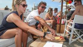 Geen oesters, wél chips en olijven: Knokke legt strandbars gelimiteerde menukaart op
