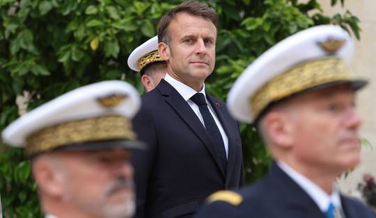 Al twee weken amper te zien: waarom Macron zichzelf even op de achtergrond plaatst
