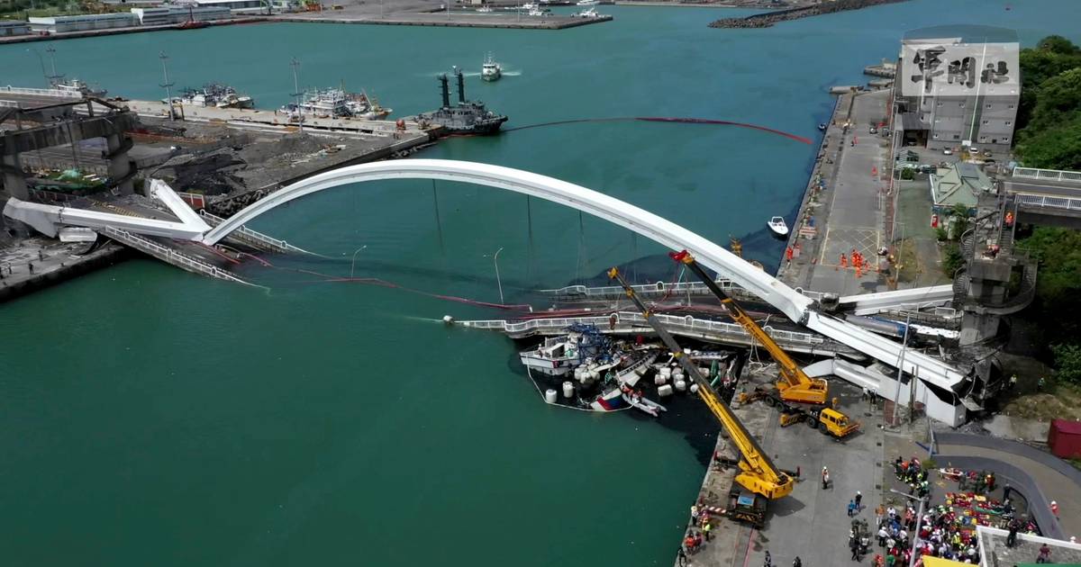 Les images impressionnantes de l'effondrement d'un pont à Taïwan