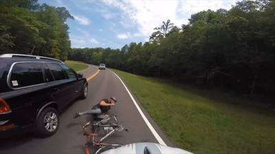 SUV-bestuurder raakt wielrenner en rijdt daarna door