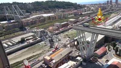 Basko-truck nog steeds op rampbrug Genua, met ruitenwissers aan