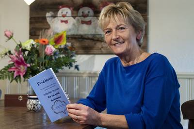Peuterleidster Willy neemt afscheid van school in Gelselaar met boekje vol peuterspreuken