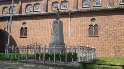 Oorlogsmonument Deest schuift stuk op