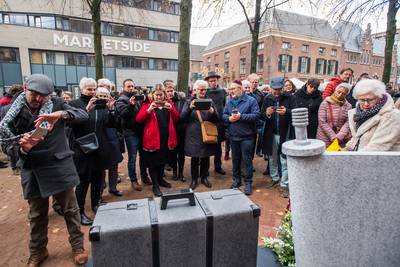 Joods monument in Arnhem onder grote belangstelling onthuld