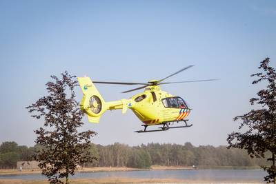 Hulpdiensten redden drenkeling in kritieke toestand uit water