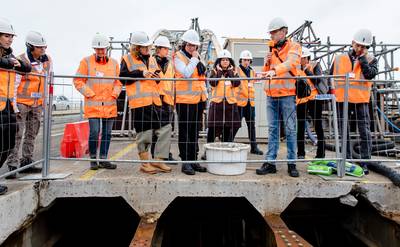 Staatssecretaris van Ark ziet: zo haalt Nijmegen die kankerverwekkende verf van Waalbrug af