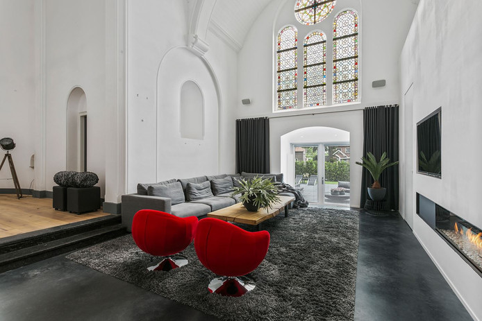 De originele elementen aan de buitenkant zijn grotendeels bewaard gebleven, zoals hier in de woonkamer.